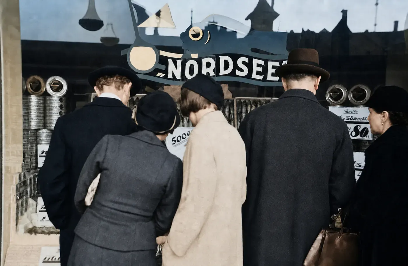 Menschenmenge am NORDSEE-Schaufenster in München, 1937