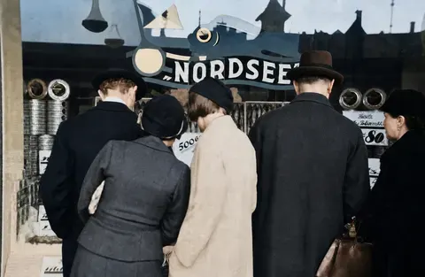 Menschenmenge am NORDSEE-Schaufenster in München, 1937