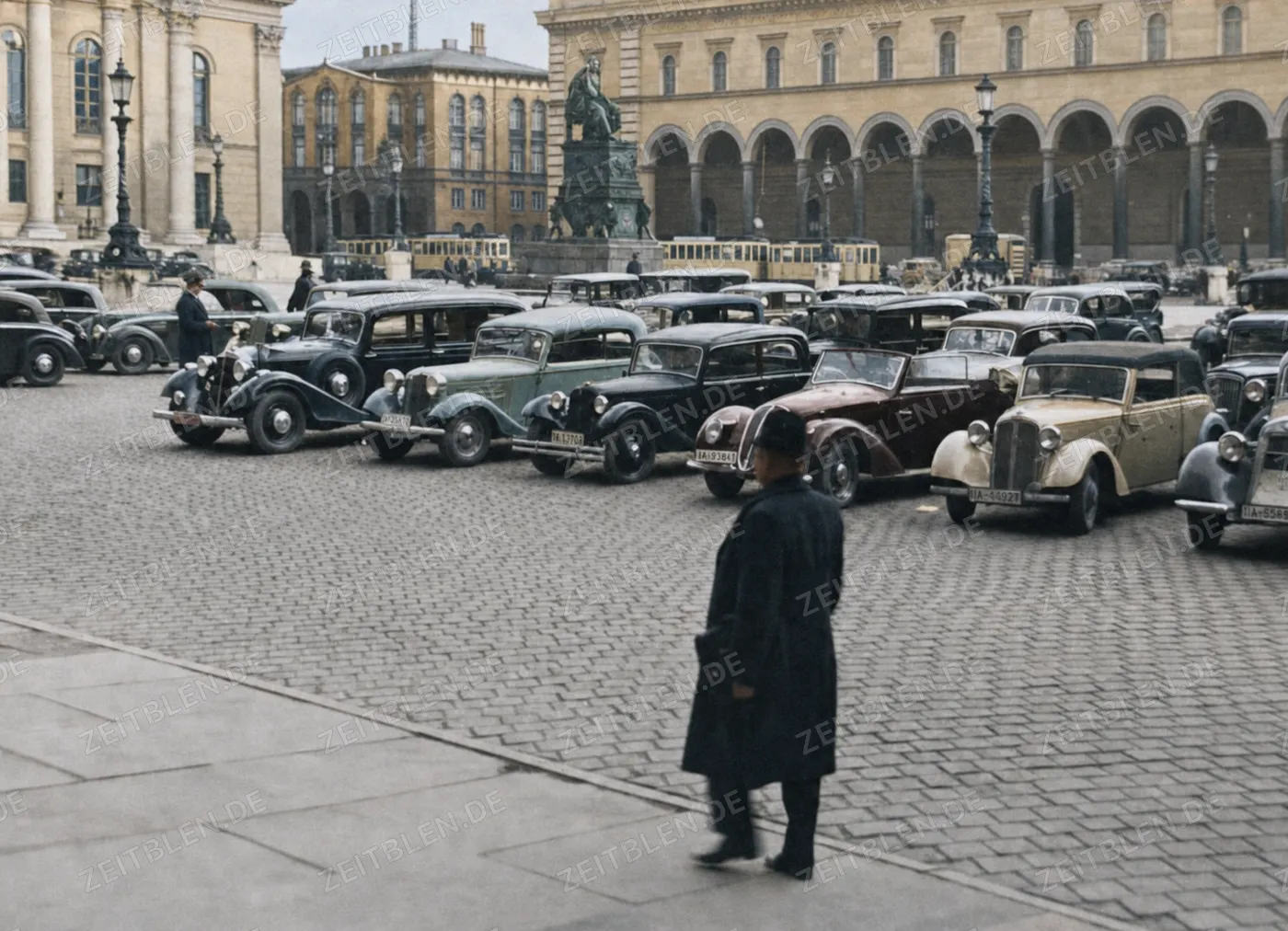Automobile am Max-Joseph-Platz in München.