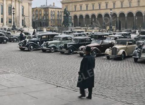 Automobile am Max-Joseph-Platz in München.