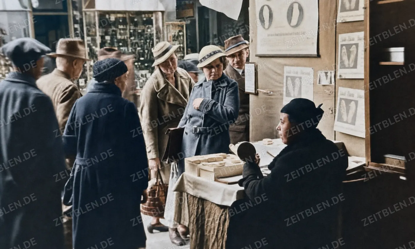 Beratung am Fußpflege-Verkaufsstand, München 1937