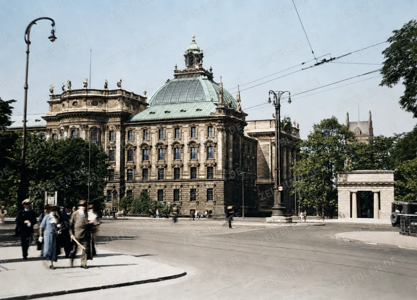 Straßenverkehr vor dem Münchner Justizpalast, 1937