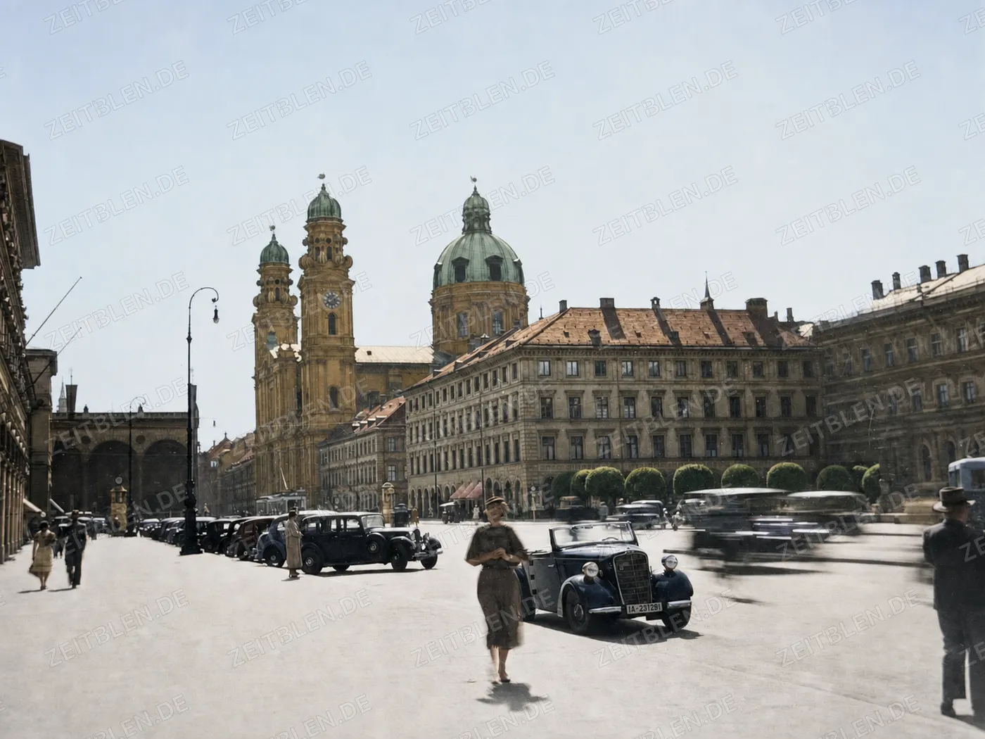 Automobilverkehr am Odeonsplatz vor der Theatinerkirche, 1937