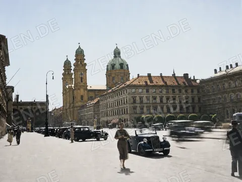 Automobilverkehr am Odeonsplatz vor der Theatinerkirche, 1937