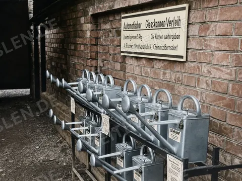 Automatischer Gießkannenverleih auf einem Friedhof, 1937