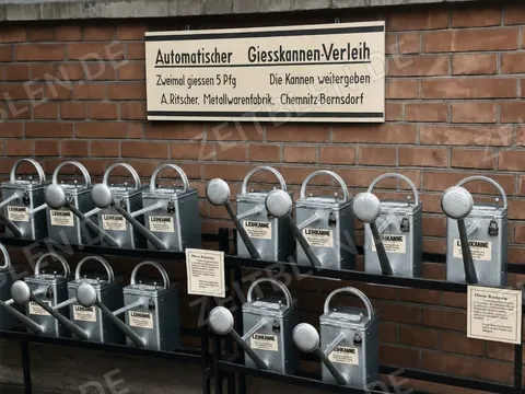 Automatischer Gießkannenverleih am Münchner Nordfriedhof, 1937