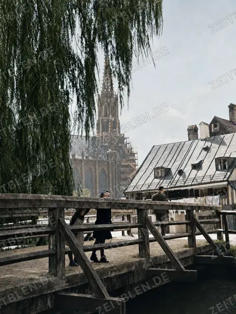 Holzsteg am Auer Mühlbach vor der Mariahilfkirche, 1937
