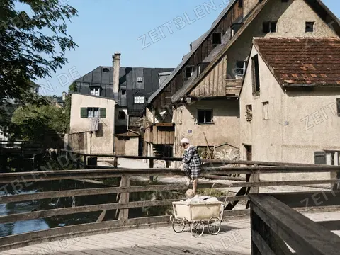 Mann mit Handwagen in einem Hof der Münchner Au, 1937