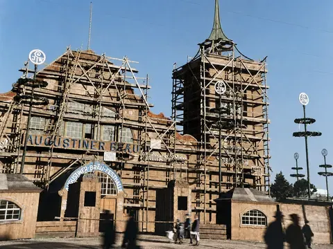 Fassadenaufbau der Augustiner-Festhalle, Oktoberfest 1937