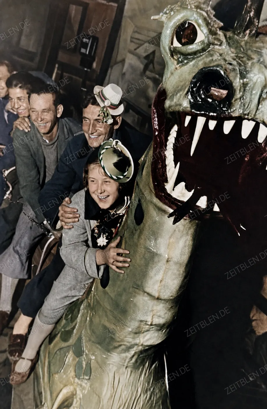 Besucher mit Drachenfigur auf dem Oktoberfest, 1937