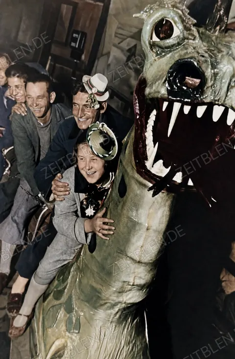 Besucher mit Drachenfigur auf dem Oktoberfest, 1937