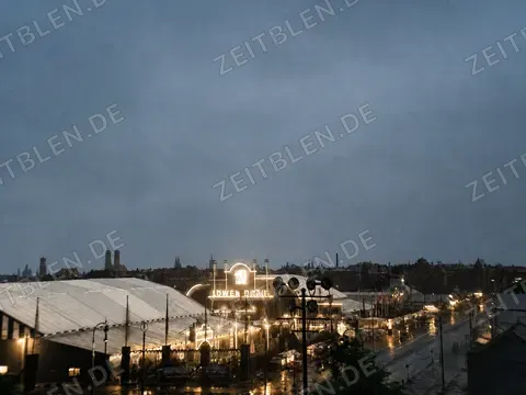 Oktoberfest in der Dämmerung mit Löwenbräu-Festzelt, 1937