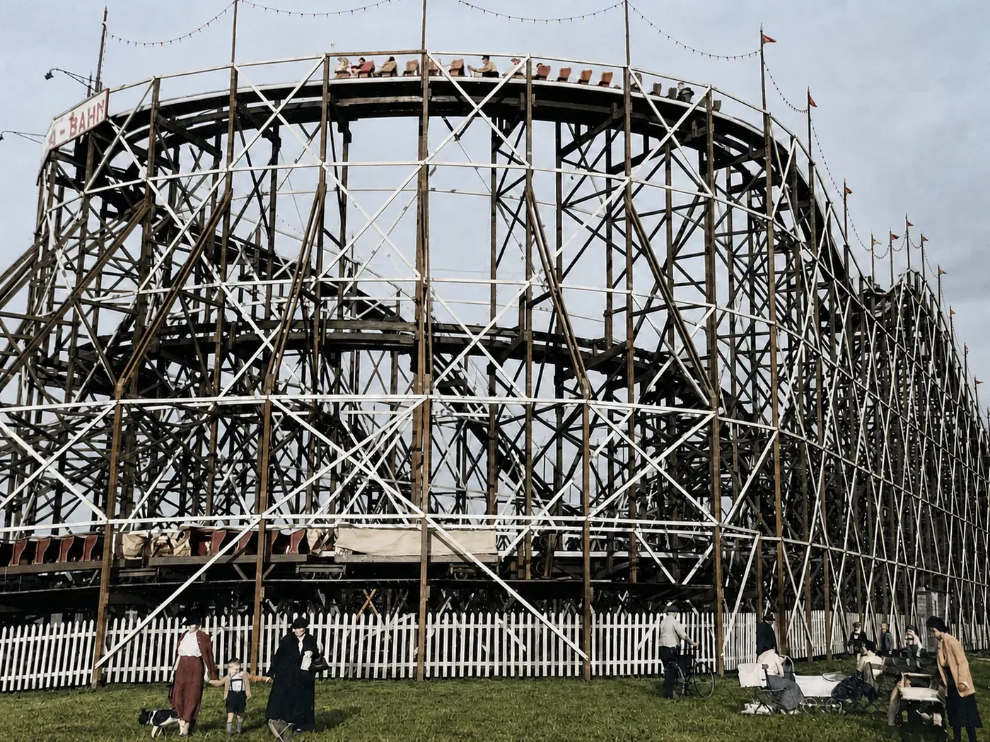 Hölzerne Berg- und Talbahn auf dem Oktoberfest, 1937