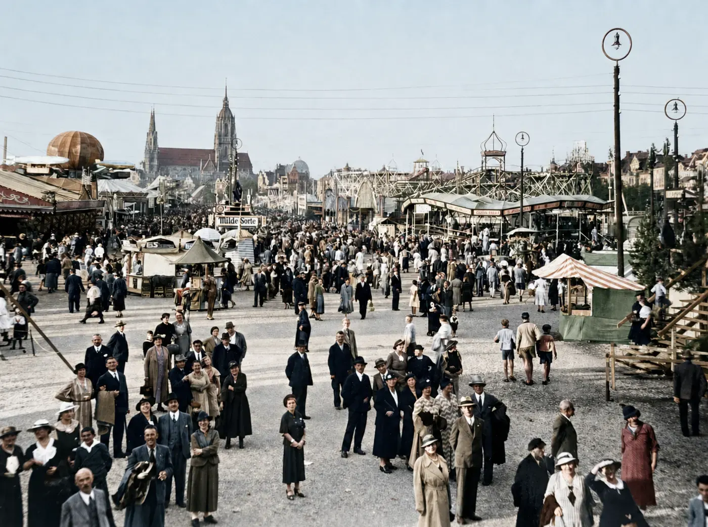 Besucherstrom vor den Fahrgeschäften des Oktoberfests, 1937