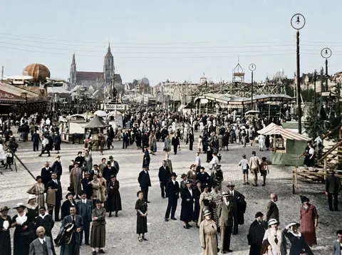 Besucherstrom vor den Fahrgeschäften des Oktoberfests, 1937