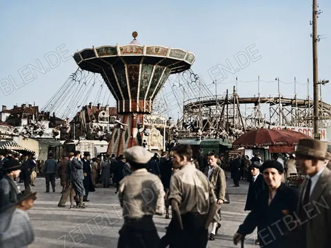 Besucher auf der Schaustellerstraße des Oktoberfests, 1937