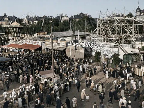Gedränge vor einem Schaustellerbetrieb, Oktoberfest 1937