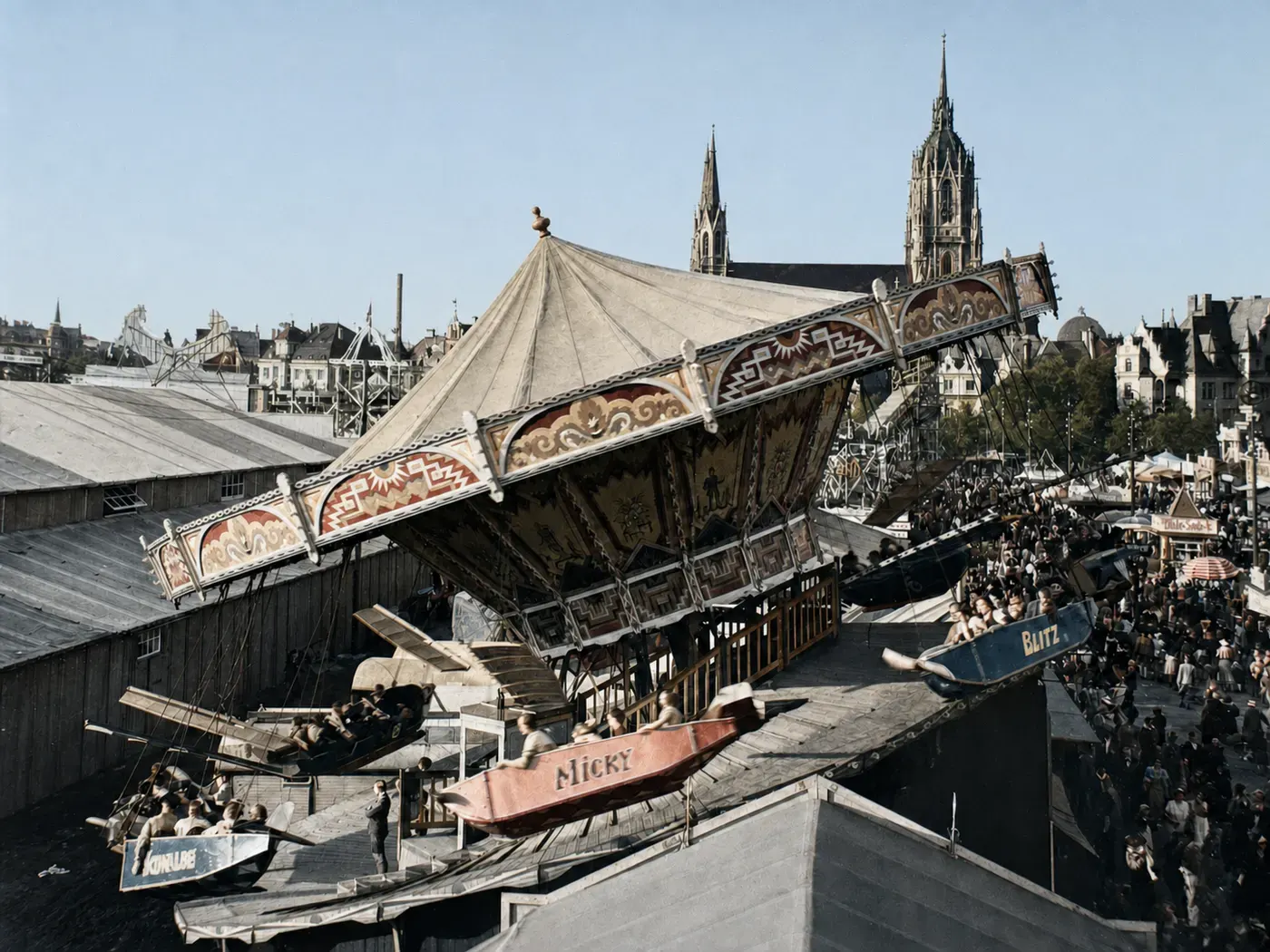 Fahrgeschäft vor den Türmen von St. Paul, Oktoberfest 1937