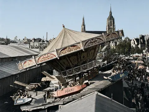 Fahrgeschäft vor den Türmen von St. Paul, Oktoberfest 1937