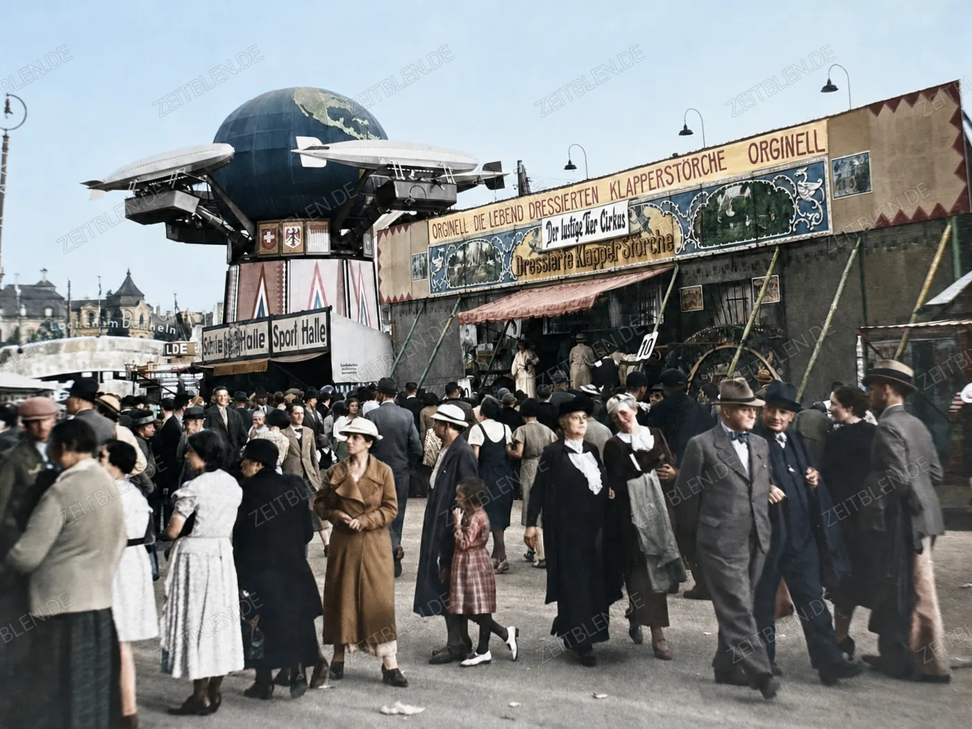 Besucher vor der Schau „Dressierte Klapperstörche“, 1937