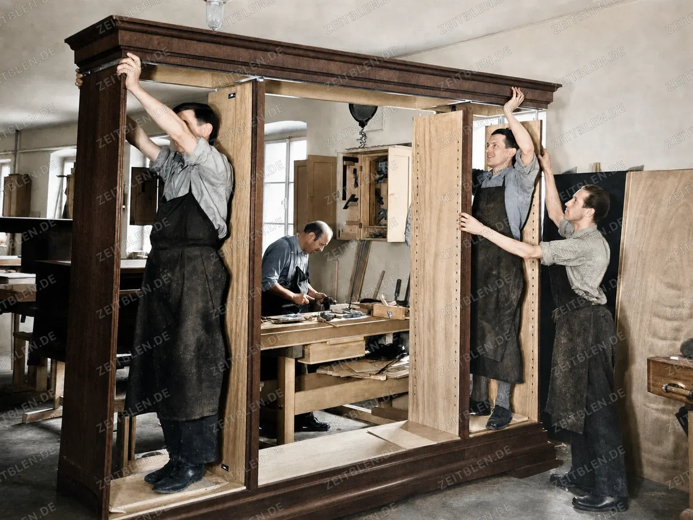 Schrankmontage in einer Münchner Tischlerei, 1937
