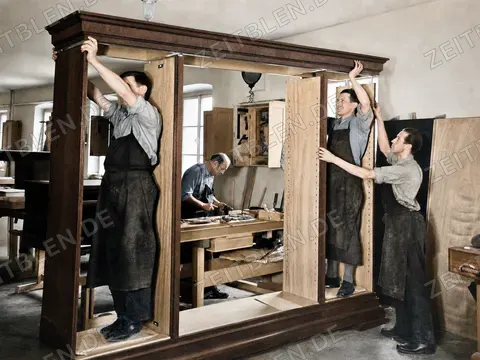 Schrankmontage in einer Münchner Tischlerei, 1937