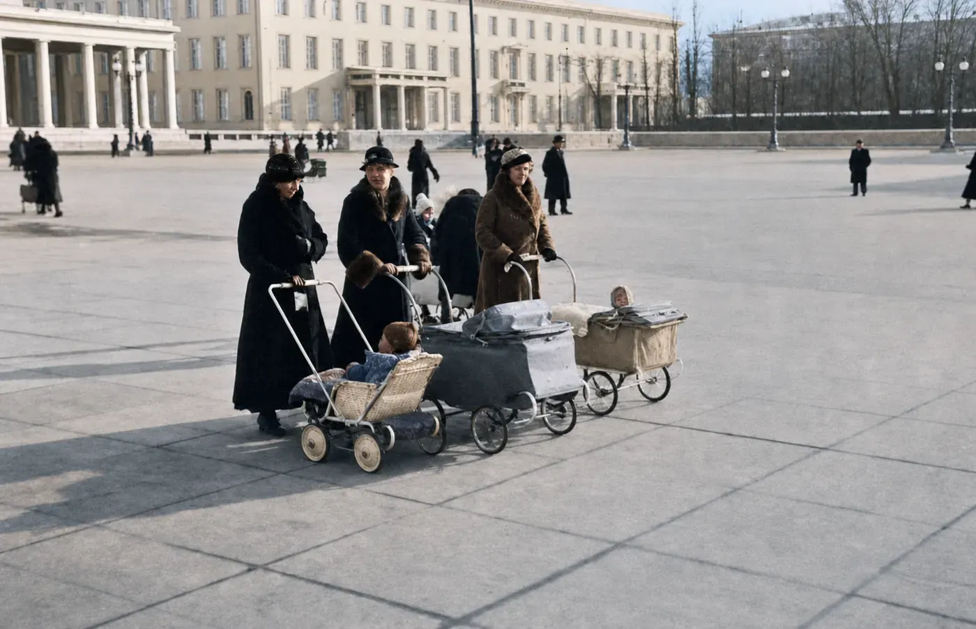 Frauen mit Kinderwagen auf dem Königsplatz, 1935