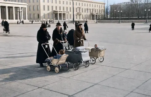 Frauen mit Kinderwagen auf dem Königsplatz, 1935