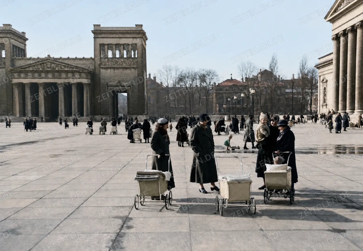 Kinderwagen zwischen Glyptothek und Propyläen, 1935