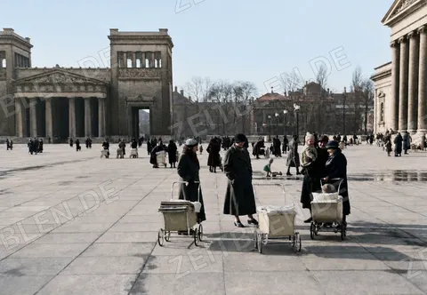 Kinderwagen zwischen Glyptothek und Propyläen, 1935