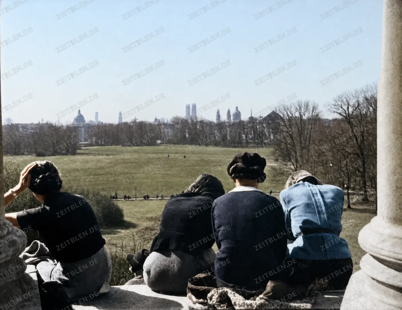 Sonnenbaden am Monopteros im Englischen Garten, 1935
