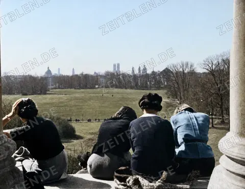 Sonnenbaden am Monopteros im Englischen Garten, 1935