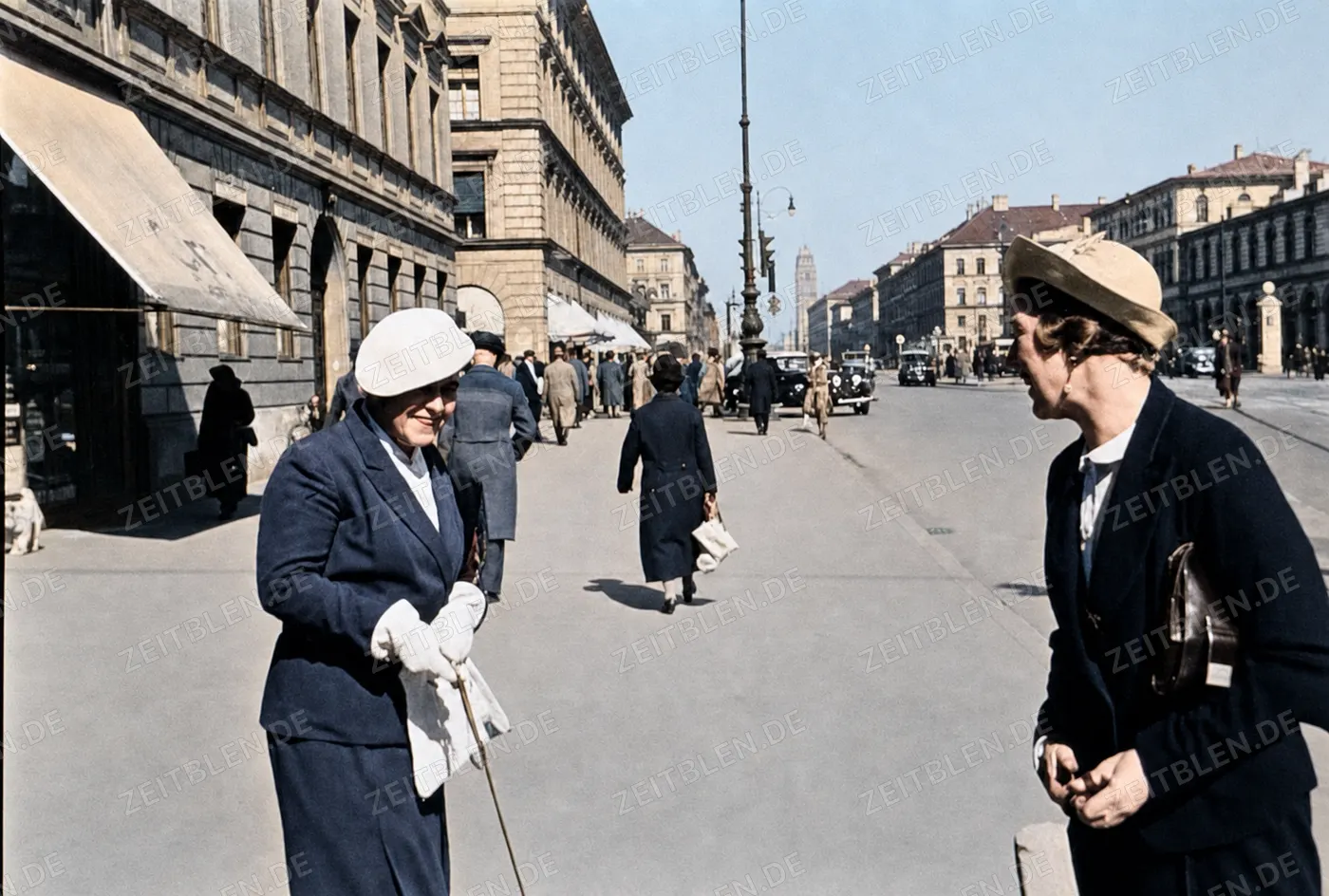 Gespräch am Odeonsplatz, vermutlich um 1935