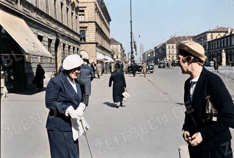 Gespräch am Odeonsplatz, vermutlich um 1935