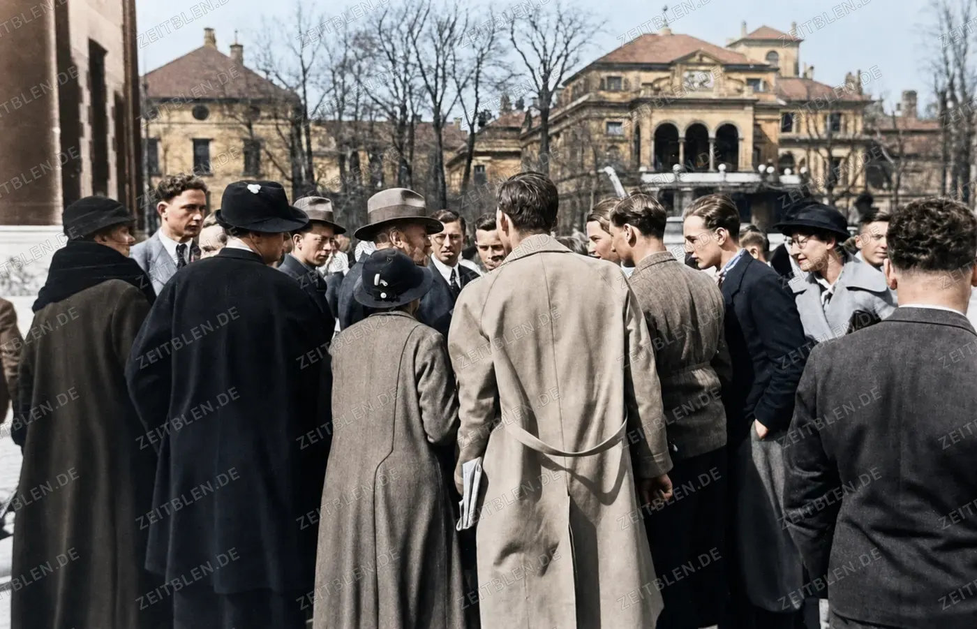 Schaulustige vor dem Lenbachhaus, 1935