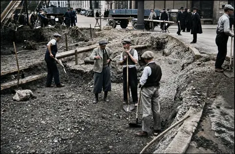 Arbeitsbesprechung auf einer Münchner Straßenbaustelle, 1935