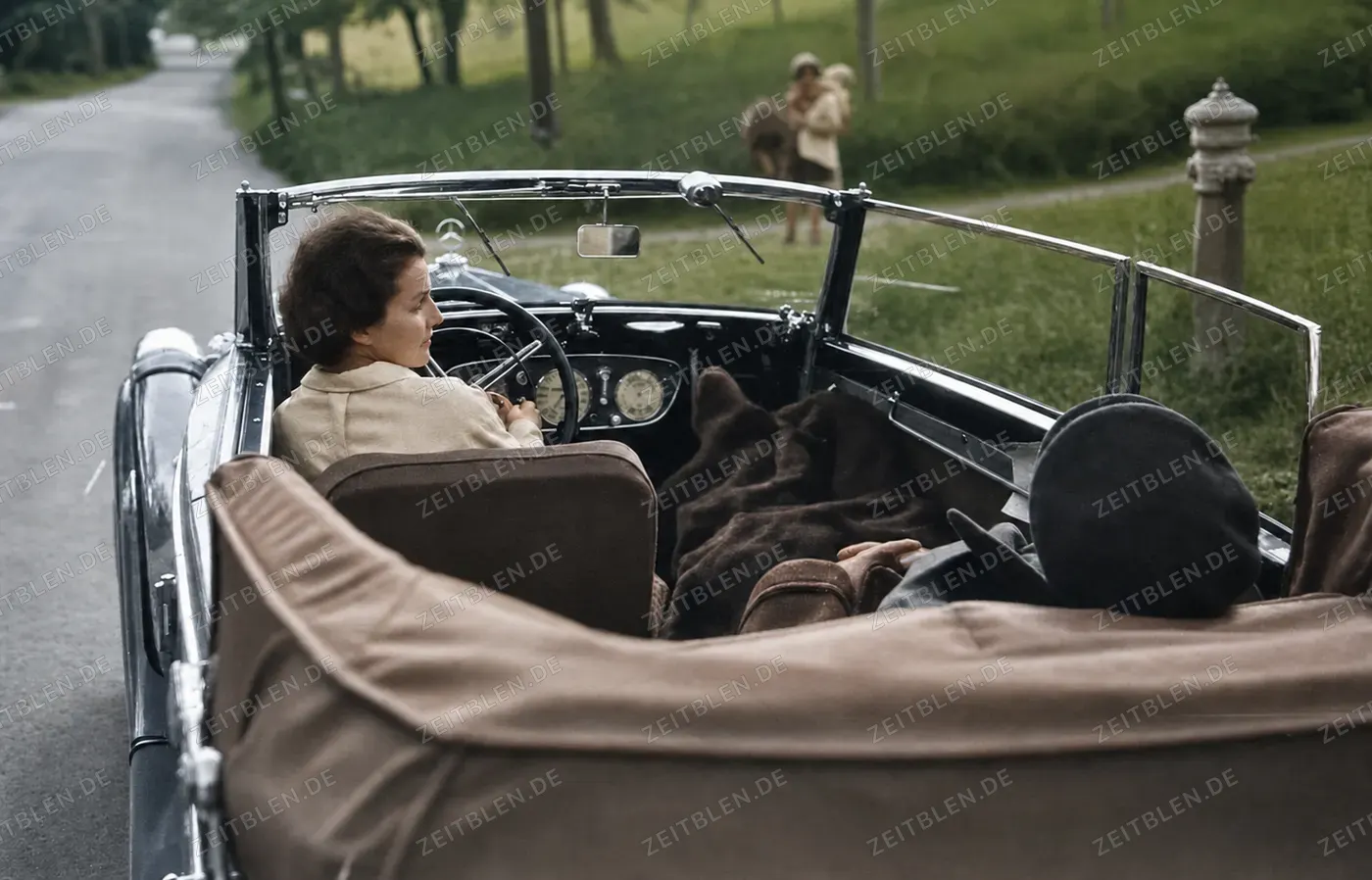 Rollentausch im offenen Automobil: Sie fährt, er ruht, 1935