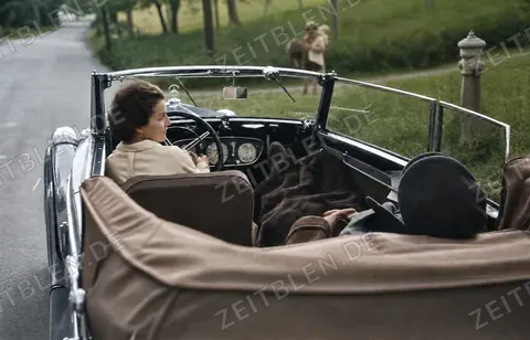 Rollentausch im offenen Automobil: Sie fährt, er ruht, 1935
