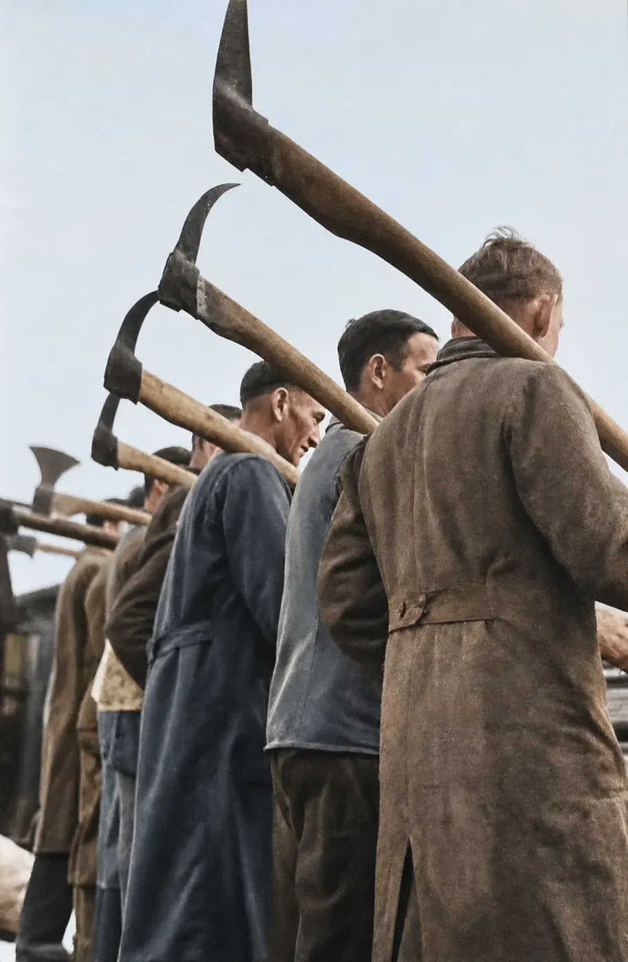 Holzarbeiter mit Äxten und Sappies in Bayern, 1935