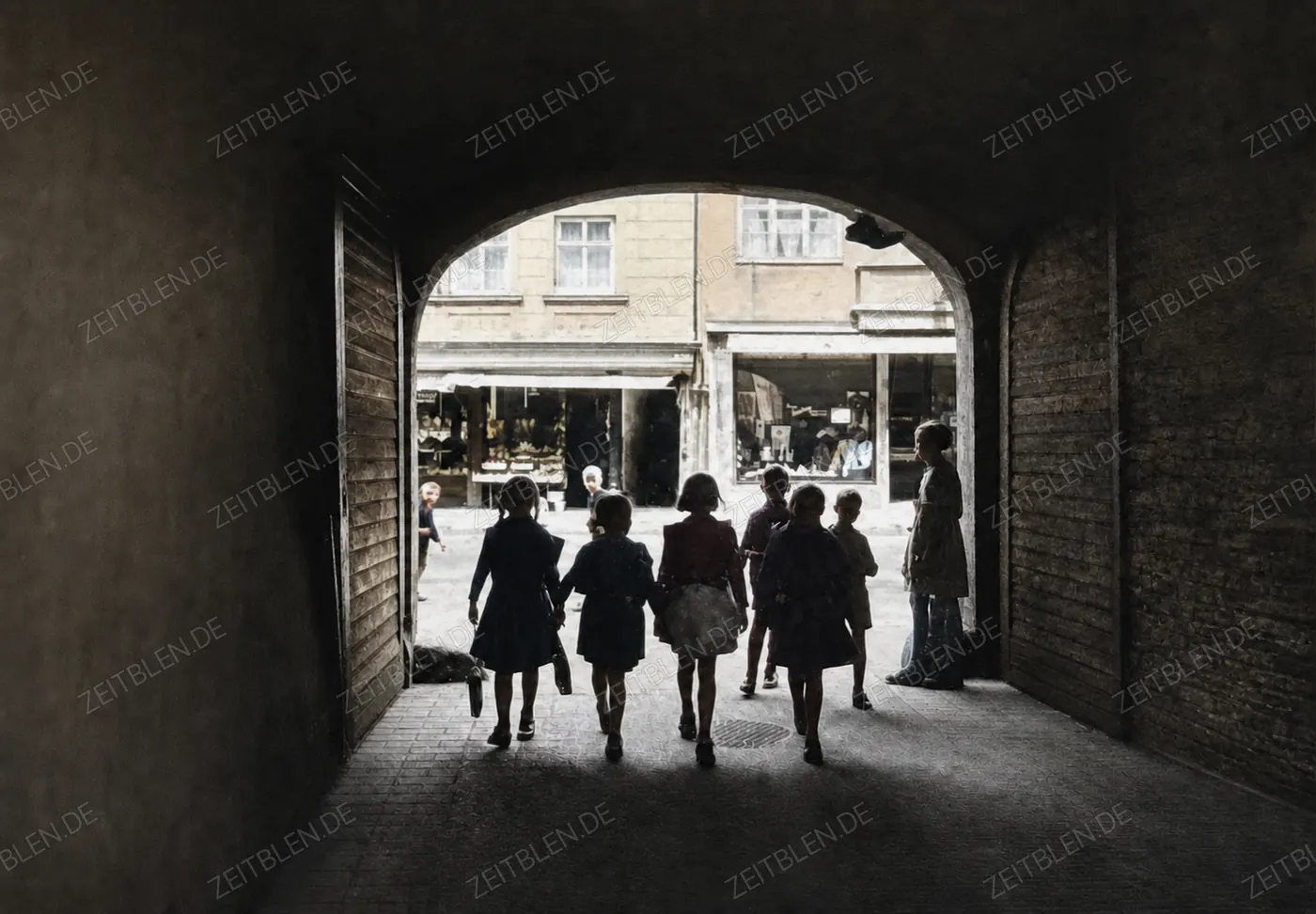 Blick durch einen Tordurchgang in Augsburg, 1935