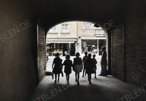 Blick durch einen Tordurchgang in Augsburg, 1935