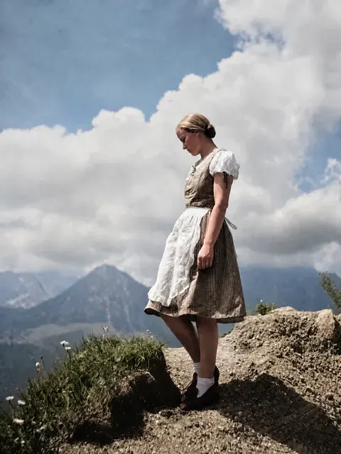 Junge Wanderin auf dem Grünstein