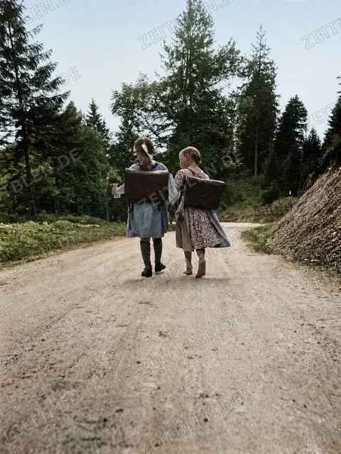 Schülerinnen auf dem Schulweg bei Berchtesgaden