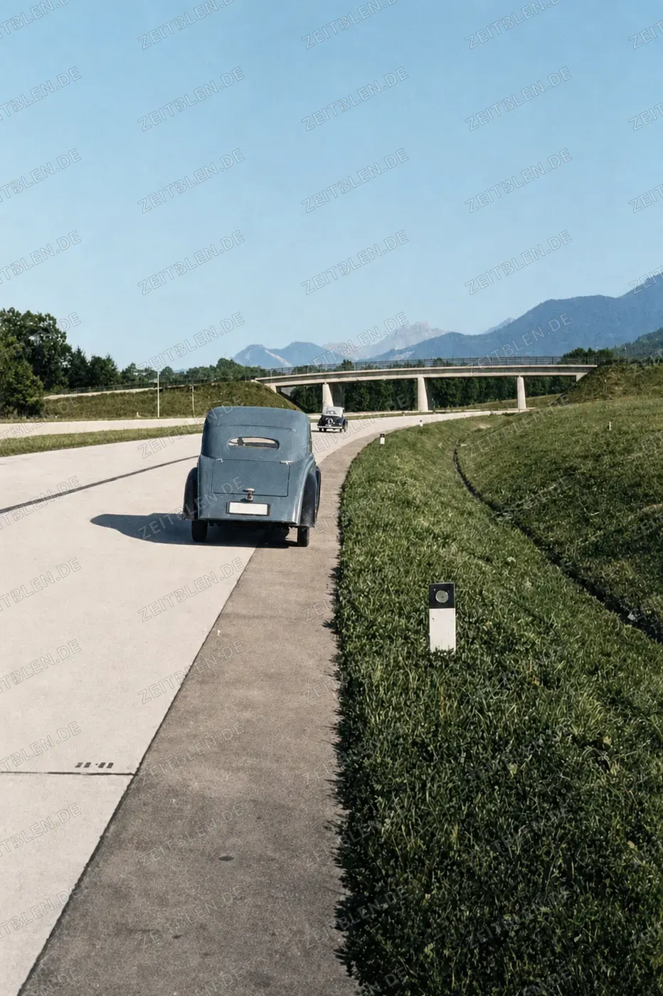 Reichsautobahn bei Frasdorf vor Alpenkulisse