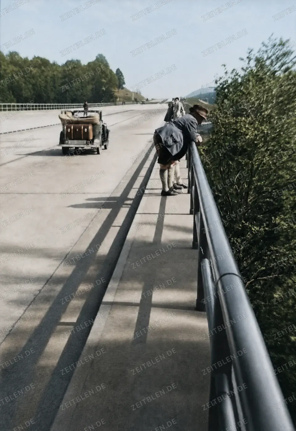 Reisende auf der Mangfallbrücke bei Weyarn