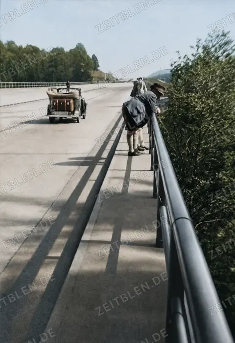 Reisende auf der Mangfallbrücke bei Weyarn