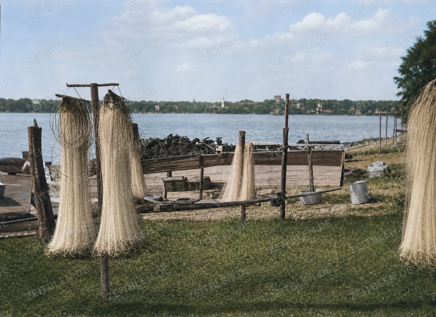 Fischernetze und Boote am Ufer der Fraueninsel