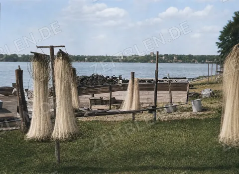 Fischernetze und Boote am Ufer der Fraueninsel