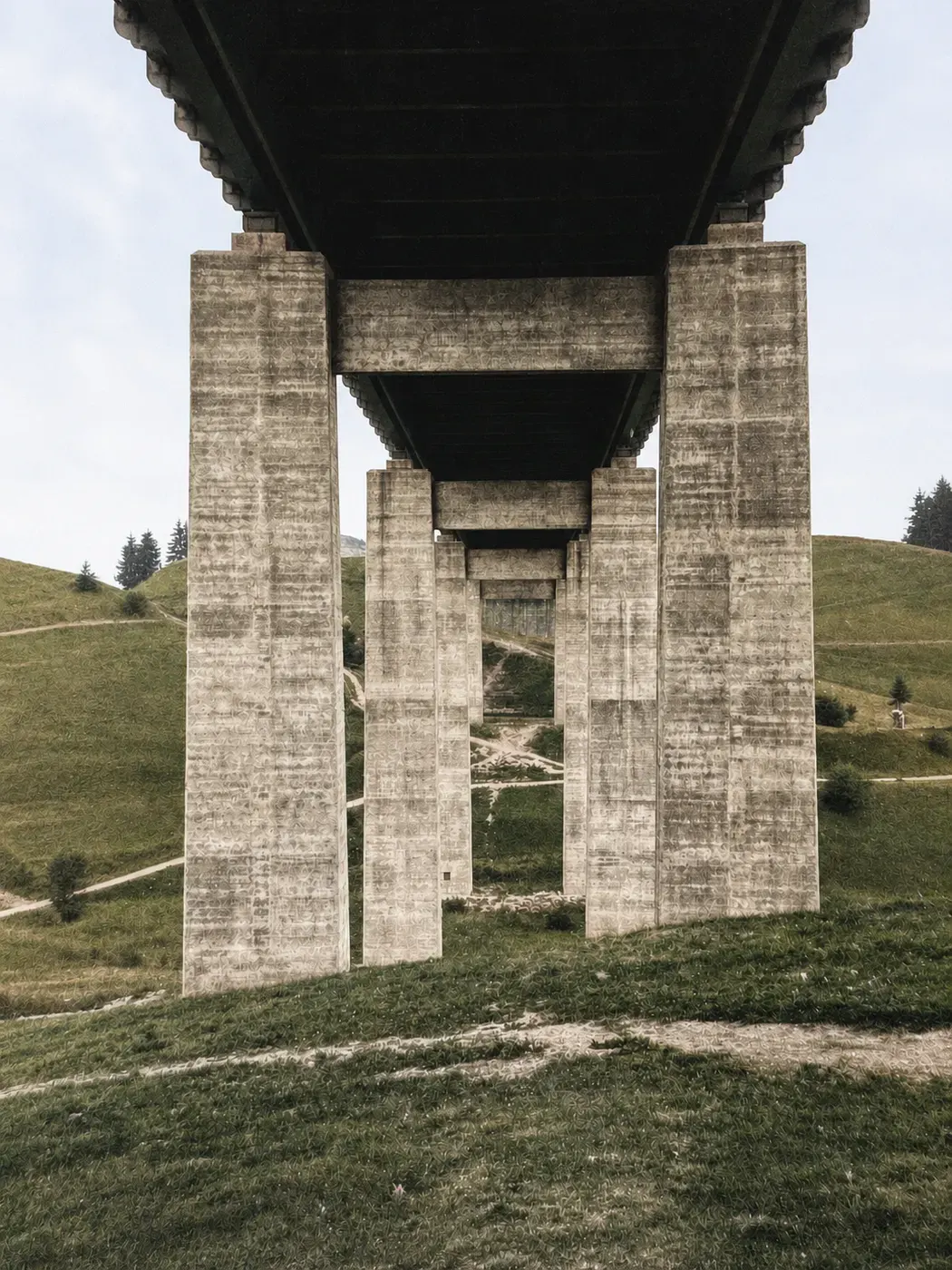 Unter dem Talübergang der Reichsautobahn bei Bergen
