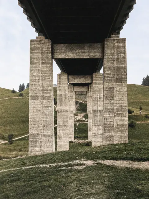 Unter dem Talübergang der Reichsautobahn bei Bergen